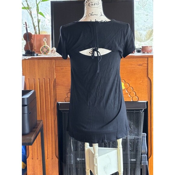 Kate & Mallory Women XS Black Short Sleeve Blouse W/ Cut-Out Detail On The Back - Picture 2 of 2